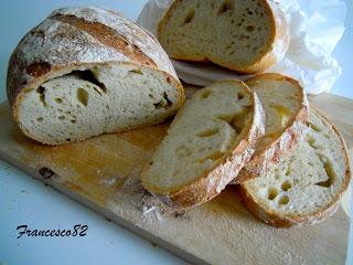 Filoncino di pane fatto in casa con la pasta madre