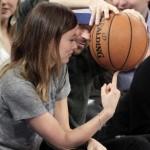 Olivia Wilde globetrotter alla partita di basket 02