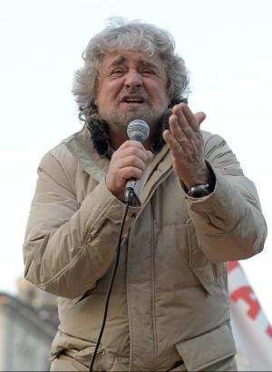 Grillo: partiti puttanieri, tutti a casa Bersani: auguri ai salvatori della patria