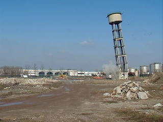 Gli ultimi due secondi della torre ex-Cip a Fidenza: