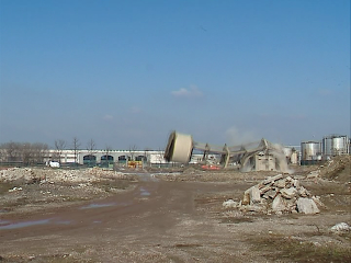 Gli ultimi due secondi della torre ex-Cip a Fidenza: