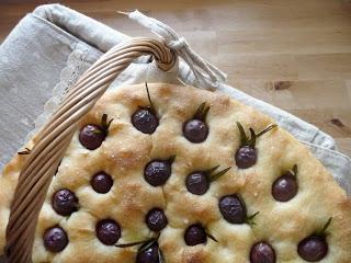 FOCACCIA con OLIVE e ROSMARINO