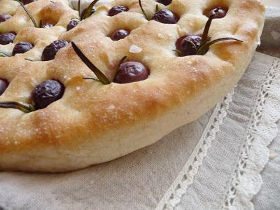 FOCACCIA con OLIVE e ROSMARINO