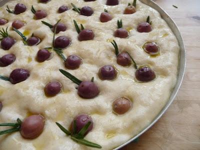 FOCACCIA con OLIVE e ROSMARINO