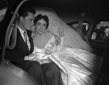 FINCHE' MODA NON CI SEPARI: storia dell'abito da sposa