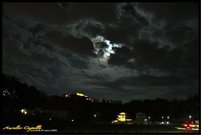 notte di nuvole e luna piena