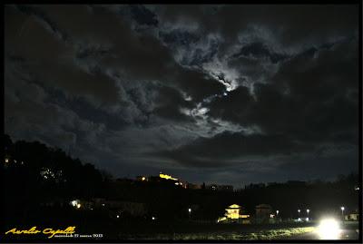 notte di nuvole e luna piena