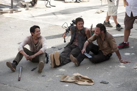 Steven Yeun, Norman Reedus e Andrew Lincoln in una pausa sul set di The Walking Dead.