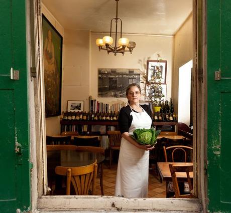 Un gatto, un bistrot e Raquel Carena