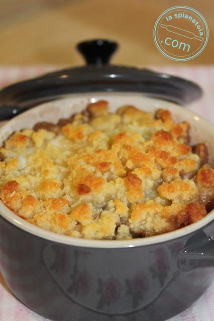 Crumble con asparagi, radicchio e squaquerone