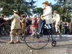 sfilata di biciclette d'epoca in piazza bra per il carnevale veronese