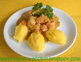 Romania - Tocanita de pui cu mamaliga (Pollo brasato con polenta)