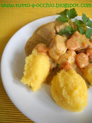 Romania - Tocanita de pui cu mamaliga (Pollo brasato con polenta)