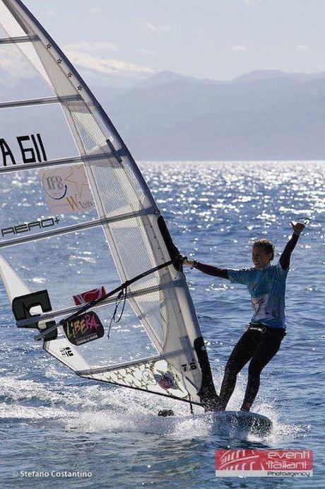 Traversata in windsurf di Laura Linares per ricordare le vittime della strage di Pizzolungo