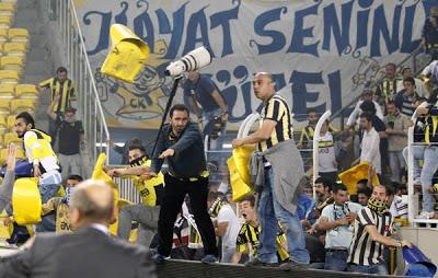 FOLLIE E... - Argentina, gara tra Atletico e Rosario. Scontri tra tifosi e polizia, proiettili di gomma in curva. VIDEO