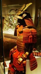 Armatura-di-samurai-di-alto-rango-della-famila-Hosokawacaratterizzata-da-connessioni-in-fettucce-di-seta.Lelmo-è-firmato-da-Myochin-FusamuneFirenze-museo-stibbert1-576x1024