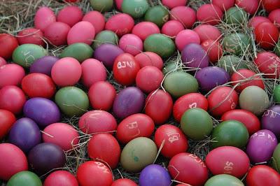 La battitura delle uova sode , tradizione e divertimento per bambini