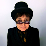 Gli anni passano e la bellezza sfiorisce. Per tutti ma non per Yoko Ono