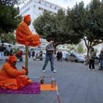 Esercizi di levitazione in strada a Napoli passanti affascinati 06