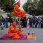 Esercizi di levitazione in strada a Napoli passanti affascinati 02