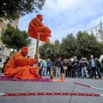 Esercizi di levitazione in strada a Napoli passanti affascinati 05