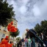 Esercizi di levitazione in strada a Napoli passanti affascinati 04