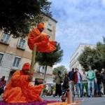 Esercizi di levitazione in strada a Napoli passanti affascinati 01