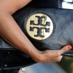 Tory Burch difende la T del suo logo. Anche con un detective