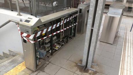 Grottarossa, proprio una bella stazioncina che ti fa sentire orgoglioso di scegliere il mezzo pubblico