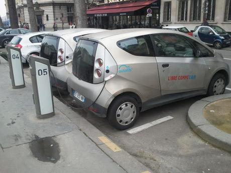 C'è molto (moltissimo) di visibile, ma c'è anche quel qualcosa di invisibile che segna lo spread tra Parigi e Roma e che neppure queste foto riescono a rendere