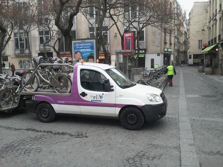 C'è molto (moltissimo) di visibile, ma c'è anche quel qualcosa di invisibile che segna lo spread tra Parigi e Roma e che neppure queste foto riescono a rendere