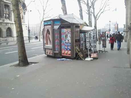 C'è molto (moltissimo) di visibile, ma c'è anche quel qualcosa di invisibile che segna lo spread tra Parigi e Roma e che neppure queste foto riescono a rendere