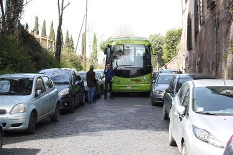 Tra le mille aree pedonali de facto abolite da Alemanno c'è pure l'Appia Antica domenicale. E' diventata un parcheggio tanto che l'archeobus è costretto a fermarsi