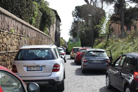 Tra le mille aree pedonali de facto abolite da Alemanno c'è pure l'Appia Antica domenicale. E' diventata un parcheggio tanto che l'archeobus è costretto a fermarsi