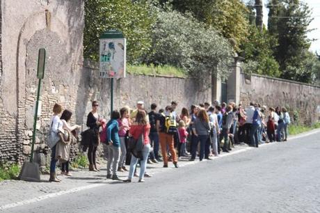 Tra le mille aree pedonali de facto abolite da Alemanno c'è pure l'Appia Antica domenicale. E' diventata un parcheggio tanto che l'archeobus è costretto a fermarsi