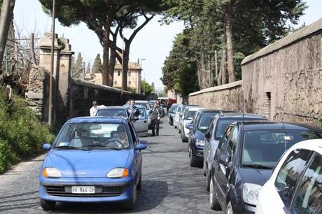 Tra le mille aree pedonali de facto abolite da Alemanno c'è pure l'Appia Antica domenicale. E' diventata un parcheggio tanto che l'archeobus è costretto a fermarsi