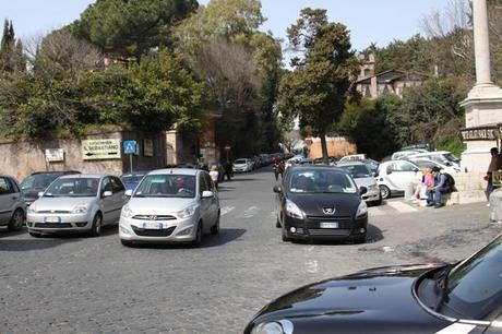 Tra le mille aree pedonali de facto abolite da Alemanno c'è pure l'Appia Antica domenicale. E' diventata un parcheggio tanto che l'archeobus è costretto a fermarsi