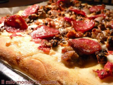 PIZZA CON FAGIOLI NERI, SALAMELLA, SALAMINO E PECORINO