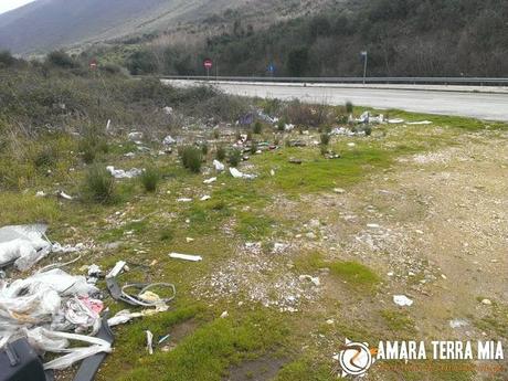 FOTO & VIDEO - Discarica abusiva lungo la SS693 (Cagnano Varano)