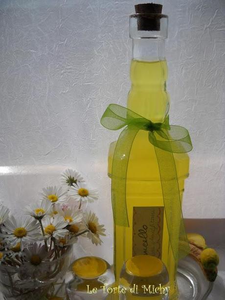 Limoncello con limoni della costa di Amalfi