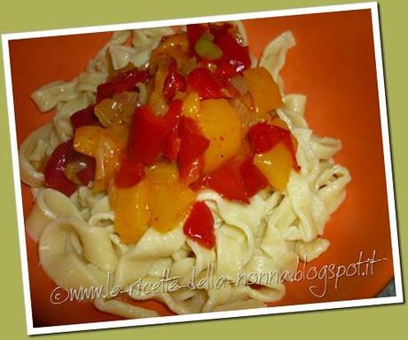 Tagliatelle all'uovo con salsa di peperoni e cipolla (4)