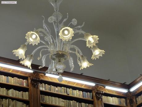 Il lampadario della Volumi antichi alla Biblioteca storica
