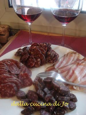 Tagliere di salumi misti con Nebbiolo