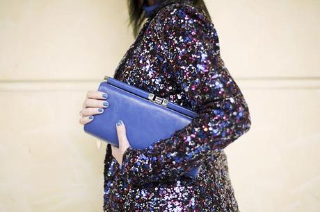 smilingischic, fashion blog, sparkle and comfy look, streestyle, giacca di paillettes, contrast, accessorize blue clutch, dettagli, Pietrasanta,