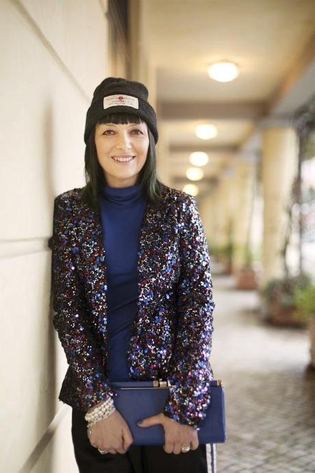 smilingischic, fashion blog, sparkle and comfy look, streestyle, giacca di paillettes, contrasti, bluette,  beanie, Pietrasanta,