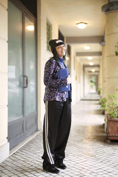 smilingischic, fashion blog, sparkle and comfy look, streestyle, giacca di paillettes, contrast, bluets, beanie, Pietrasanta,