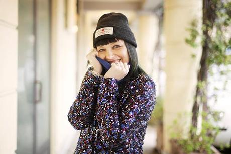 smilingischic, fashion blog, sparkle and comfy look, streestyle, giacca di paillettes, contrast,  smile, beanie, Pietrasanta,