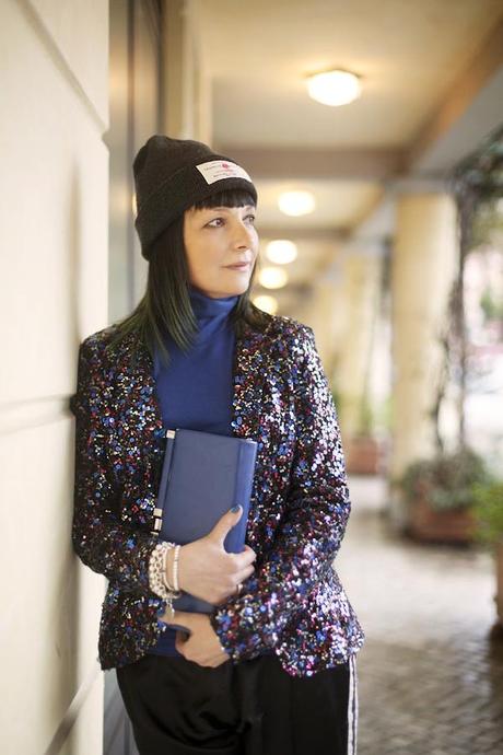 smilingischic, fashion blog, sparkle and comfy look, streestyle, giacca di paillettes, contrasti, bluette, beanie, Pietrasanta,