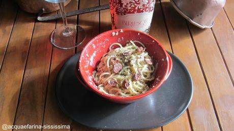 spaghetti cremosi all'erba cipollina e nocciole