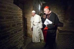 Papa Francesco durante la visita alla necropoli vaticana